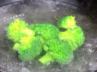 6、蔬菜杂粮粥,另起一锅，将水煮开，西兰花入水焯2分钟。