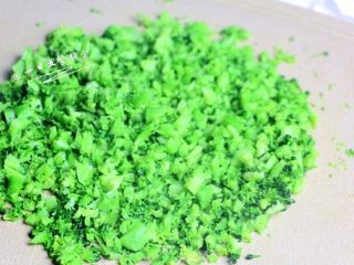 7、蔬菜杂粮粥,焯好后，用冷水冲到没温度，切碎。