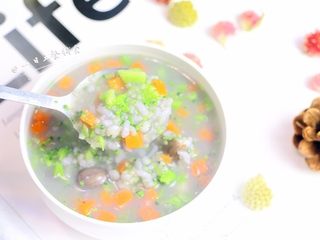 10、蔬菜杂粮粥,西兰花碎加入，搅拌一下，就可以关火了，盖盖焖一下出锅。