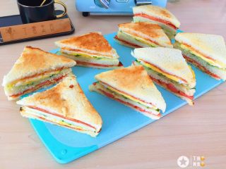 15、自制三明治,吃不完的装起来，中午继续吃^_^。