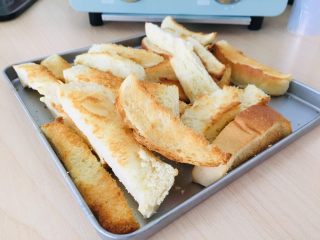 16、自制三明治,剩下切掉的吐司边可以烤一下，当零食吃。