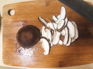 1、菠菜豆腐汤,香菇洗净切薄片