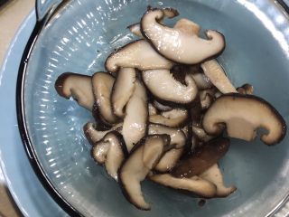 3、菠菜豆腐汤,然后把香菇盛出来