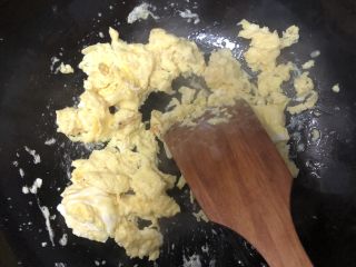 4、菠菜豆腐汤,继续用油锅里的油炒两个鸡蛋