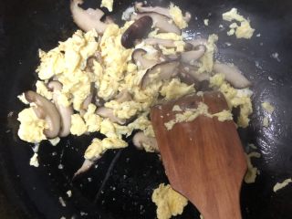 5、菠菜豆腐汤,鸡蛋炒成穗加香菇一起煸炒