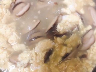 8、菠菜豆腐汤,大火烧开后转中火炖5-8分钟左右,慢慢就会炖出雪白的颜色