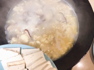 9、菠菜豆腐汤,然后加豆腐煮1-2分钟