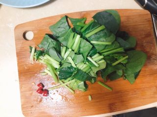 10、菠菜豆腐汤,菠菜切段,喜欢吃辣可以加两小段辣椒