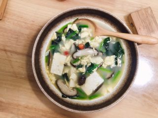 14、菠菜豆腐汤,盛到大碗里来就能享用了