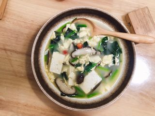 15、菠菜豆腐汤,简单的食材依然汤汁鲜美、有菜有蛋还低脂