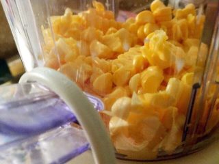 2、宝宝辅食之奶香玉米饼,玉米粒加牛奶或是白水，放进料理解榨成糊，在这之前需要把玉米须挑出干净哦。
