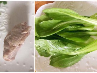 5、宝宝辅食之奶香玉米饼,取适量青菜一小块瘦肉，我正好有煮熟的瘦肉，如果没有的话生猪肉也是可以的