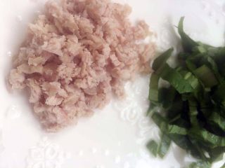 6、宝宝辅食之奶香玉米饼,将猪肉和绿叶菜切碎，根据宝宝的接受程度决定切块的大小哦，先把猪肉下锅，猪肉可以多煮一会儿，如果是生猪肉，更要多熬煮一下，建议最少20分钟哦