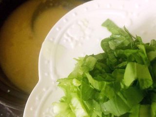 7、宝宝辅食之奶香玉米饼,猪肉煮的软烂以后加入绿叶菜继续煮一会儿，对了，全程要小火哦。这时候可以准备做玉米饼了