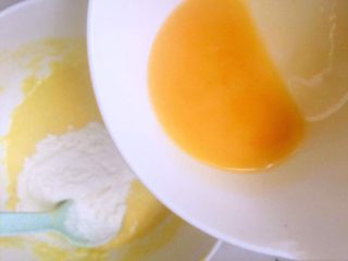 8、宝宝辅食之奶香玉米饼,剩余的玉米糊里倒入少许牛奶，加入面粉，蛋黄，少许盐，搅拌均匀成面糊