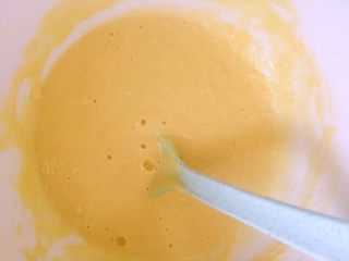 9、宝宝辅食之奶香玉米饼,面糊如图，同样面粉的加入量也可以根据宝宝的口味调整哦，少加一些面粉口感更软嫩，玉米香味更足哦