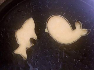 10、宝宝辅食之奶香玉米饼,磨具洗干净放到平底锅或是饼铛上，锅底加油，倒进面糊，最好不要倒太慢哦，因为面糊稍有膨胀，倒太满会溢出来的