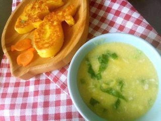 12、宝宝辅食之奶香玉米饼,等煎好玉米饼那粥也差不多好咯，装碗拿给宝宝吃吧，有没有闻到一股玉米香气扑上来