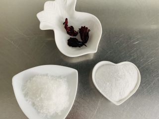 2、桃子????果冻,准备玫瑰茄三朵、白糖30克、白凉粉30克