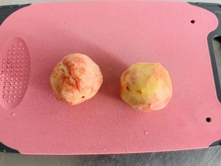 3、桃子????果冻,桃子去皮备用，桃皮我们用来煮水。