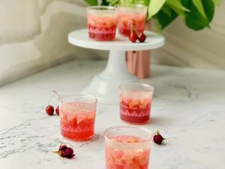 10、桃子????果冻,装入模具中冰箱冷藏30分钟