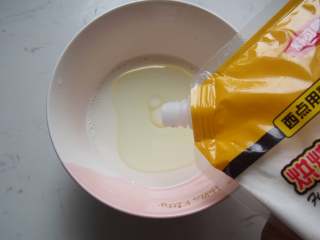 1、豆沙藜麦冰皮月饼,将牛奶和玉米油倒入小碗中,加入细砂糖搅拌溶化。