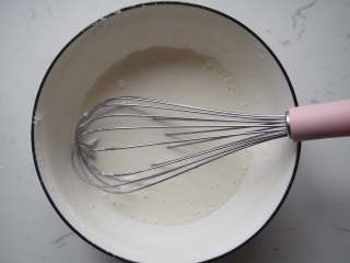 2、豆沙藜麦冰皮月饼,将粉类倒入大碗中,加入液体搅拌均匀。