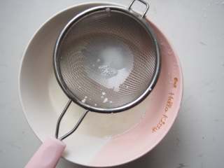 3、豆沙藜麦冰皮月饼,过筛两遍。