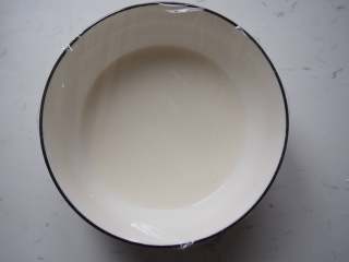 4、豆沙藜麦冰皮月饼,将粉浆包上保鲜膜静置半小时后,放入蒸锅蒸半小时至熟透。