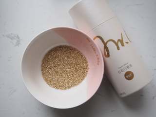 5、豆沙藜麦冰皮月饼,藜麦君有机藜麦准备好,这款藜麦免清洗免浸泡,用起来很方便。