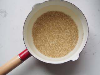 6、豆沙藜麦冰皮月饼,放到小奶锅中煮熟。