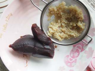 8、豆沙藜麦冰皮月饼,将煮好的藜麦控干水分,与豆沙馅拌匀。