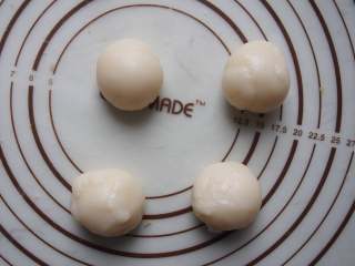 10、豆沙藜麦冰皮月饼,将蒸好的冰皮揉匀,分成四等份。