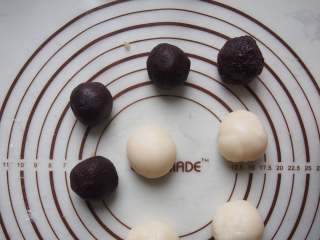 12、豆沙藜麦冰皮月饼,将豆沙藜麦馅分成4等份。