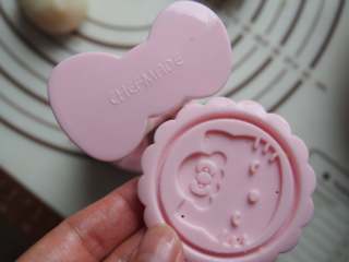 17、豆沙藜麦冰皮月饼,选择自己喜欢的模具,在模具上抹少许黄油,压出形状即可。