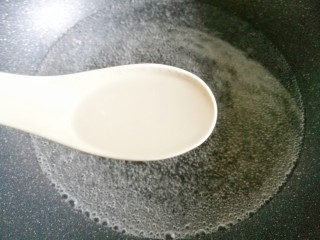 4、鲜嫩无比的白灼虾,1勺料酒。