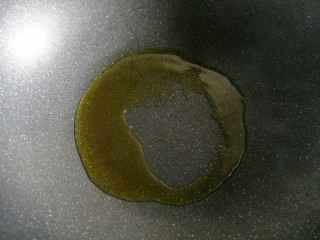 7、鲜嫩无比的白灼虾,热锅热油。