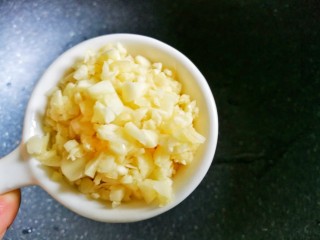 9、鲜嫩无比的白灼虾,加入大蒜。