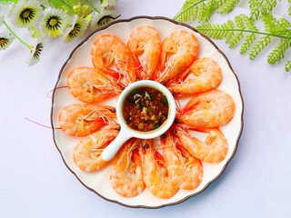 15、鲜嫩无比的白灼虾,虾码入盘中，一盘好吃又营养的白灼虾就做好了。