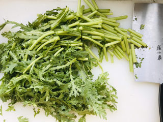 2、蒜泥茼蒿,茼蒿切段儿；