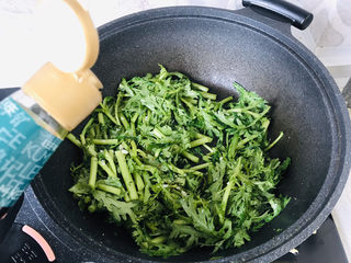 6、蒜泥茼蒿,加入蒸鱼豉油；