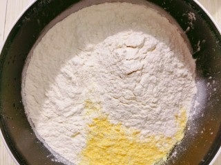 1、白菜猪肉馅饼,面粉和玉米面盆里