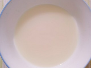 2、白菜猪肉馅饼,酵母粉放入碗里，用三十度温水化开