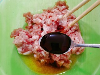 5、白菜猪肉馅饼,猪肉馅加入一小勺蚝油