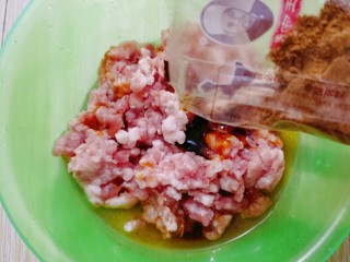 6、白菜猪肉馅饼,放入十三香