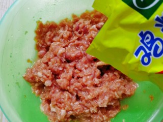 8、白菜猪肉馅饼,鸡精一小勺