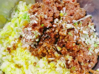 9、白菜猪肉馅饼,放入食用油