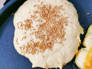 11、白菜猪肉馅饼,锅烧热放入玉米饼