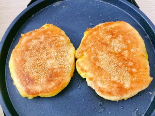 12、白菜猪肉馅饼,中小火烙两面金黄即可