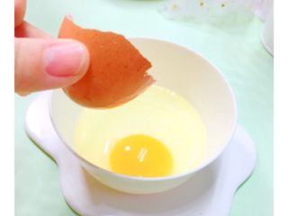 4、8+补铁双色蛋羹,鸡蛋打散，留半个鸡蛋壳